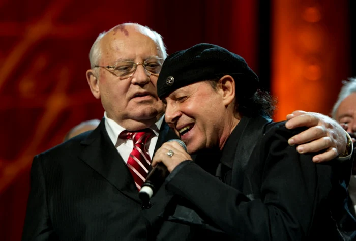 Gorbaciov si Klaus Meine in 2011 la Royal Albert Hall la Londra foto Zimbio