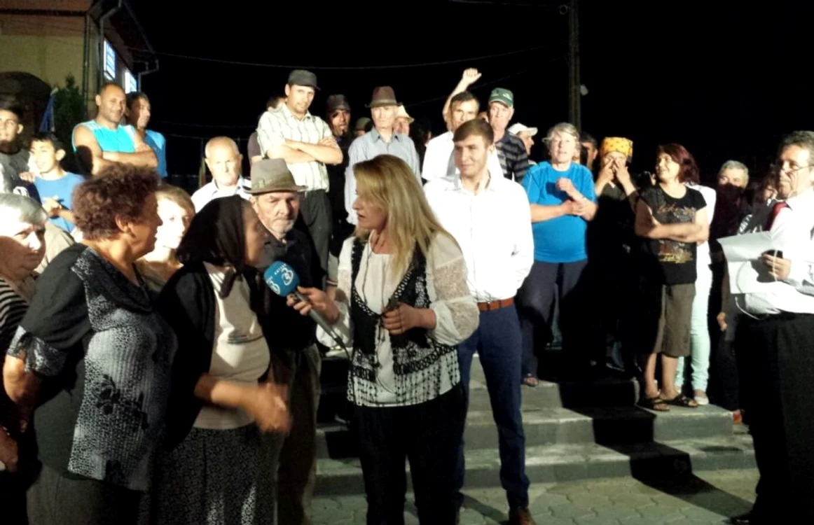 Cotenenii protestează încă de marţi, iar în localitate au ajuns şi carele de reportaj FOTO: Adevărul
