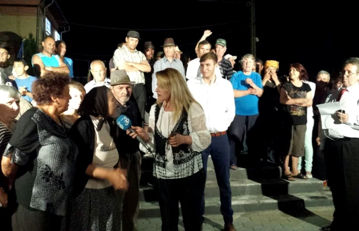Cotenenii protestează încă de marţi, iar în localitate au ajuns şi carele de reportaj FOTO: Adevărul