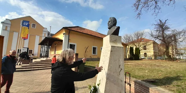 Mihai Donici la statuia lui Brâncuși de la Timișoara FOTO Ștefan Both