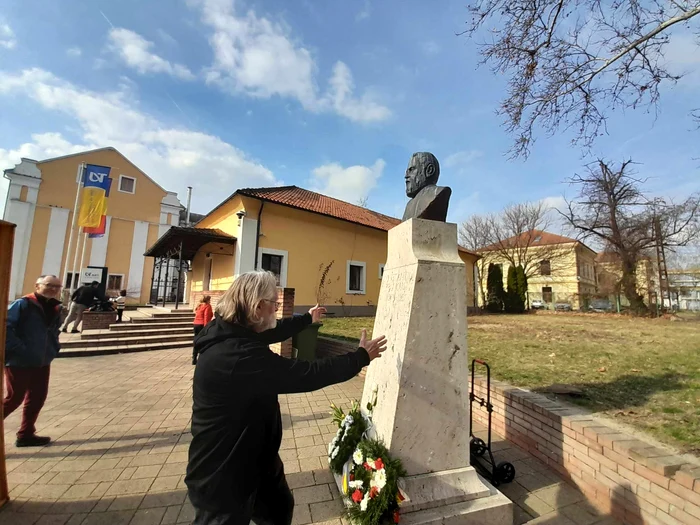 Mihai Donici la statuia lui Brâncuși de la Timișoara FOTO Ștefan Both