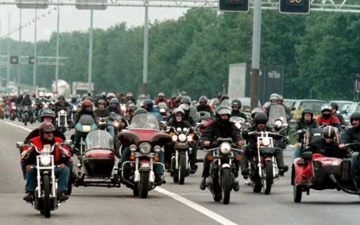 „No surrender” este cel mai mare club de motociclişti din Olanda. FOTO via sott.net