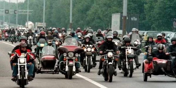 no surrender bikers foto via sott.net