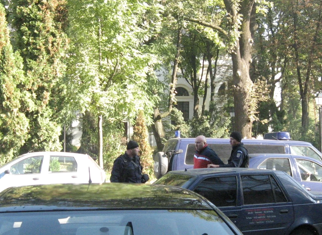 Unul dintre traficantii de persoane a fost adus la sediul DIICOT fără cătuşe la mâini