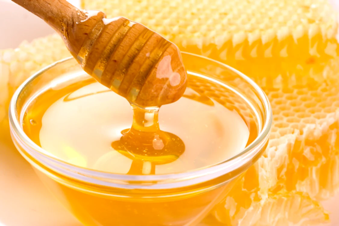 Mierea este antiseptică şi răbeşte vindecarea în cazul arsurilor de piele.www.clicksanatate.ro