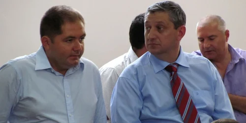 Liderii PP-DD - Cornel Comşa şi PSD - Ioan Dîrzu în timpul şedinţei de constituire a Consiliului local