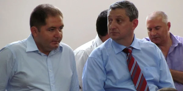Liderii PP-DD - Cornel Comşa şi PSD - Ioan Dîrzu în timpul şedinţei de constituire a Consiliului local