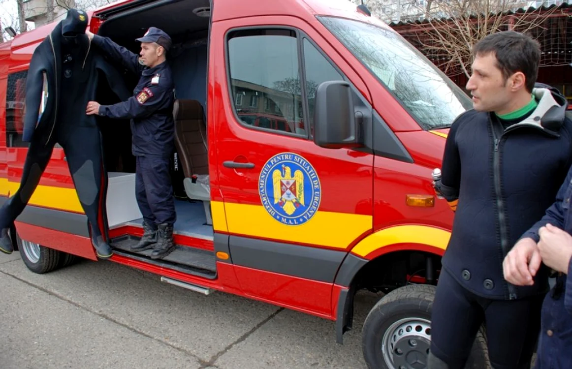 Grupa de scafandri a inspectoratului a primit o autoutilitară pentru transportul echipamentului   FOTO Florentin Coman