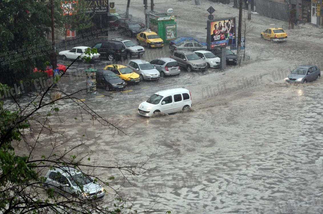 Bucureştiul inundat după furtuna de duminică, 4 mai. (Foto: Sever Gheorghe)