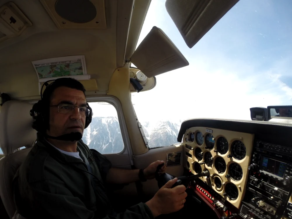 "La toate concertele care depășesc ca distanță orașul Ploiești merg cu avionul"