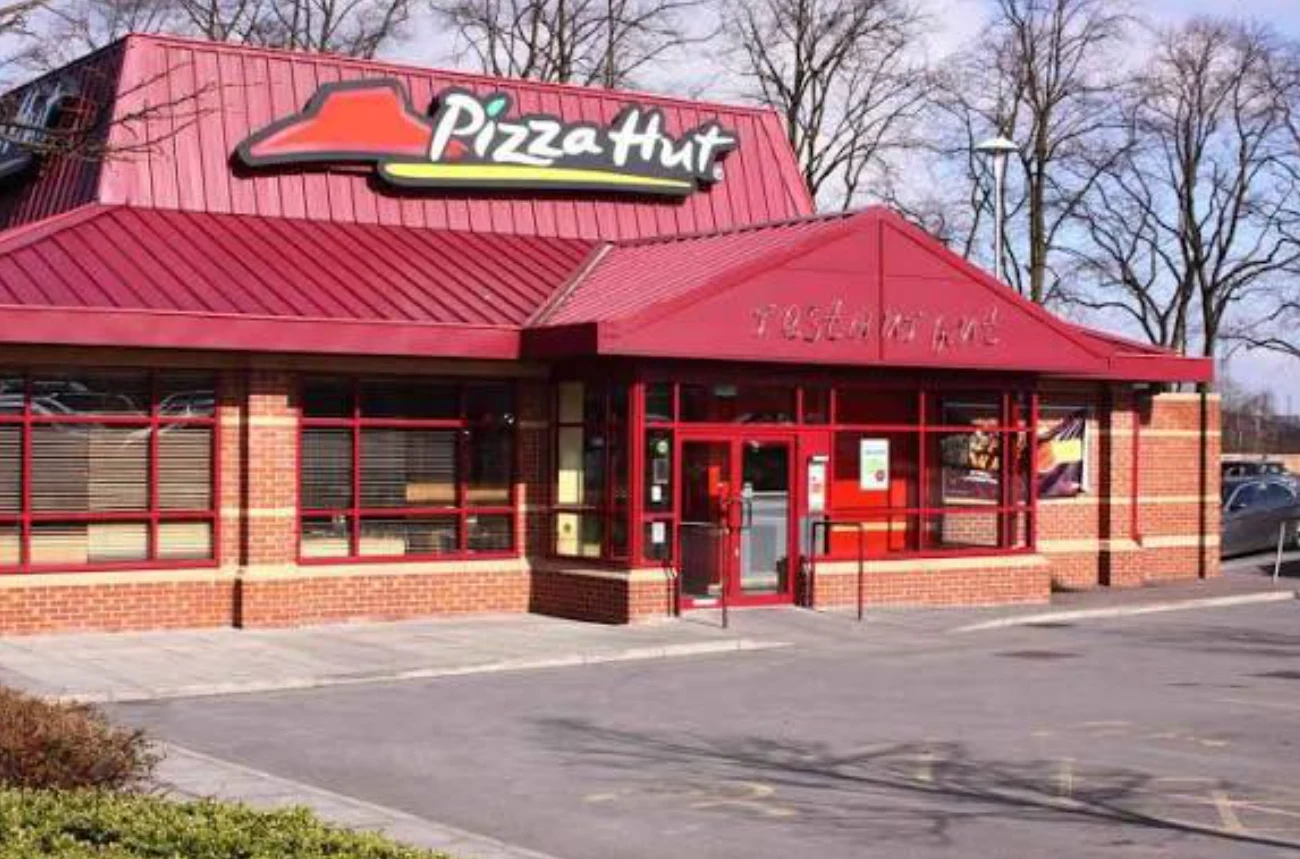 Pizza Hut Marea Britanie va închide 68 de restaurante după ce a intrat în insolvență. Angajații au fost trimiși acasă la mijlocul zilei