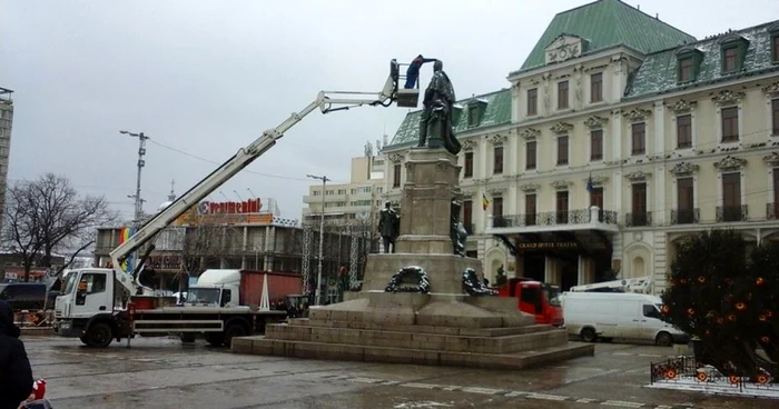 Statuia lui Alexandru Ioan Cuza aflată în Piaţa Unirii din Iaşi este curăţată pentru evenimentele programate pe 24 ianuarie FOTO Petrică Florea