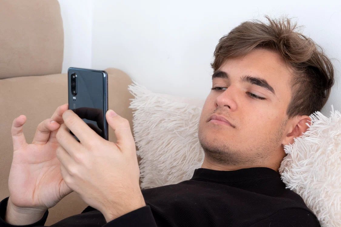 Tânăr cu telefonul în mână