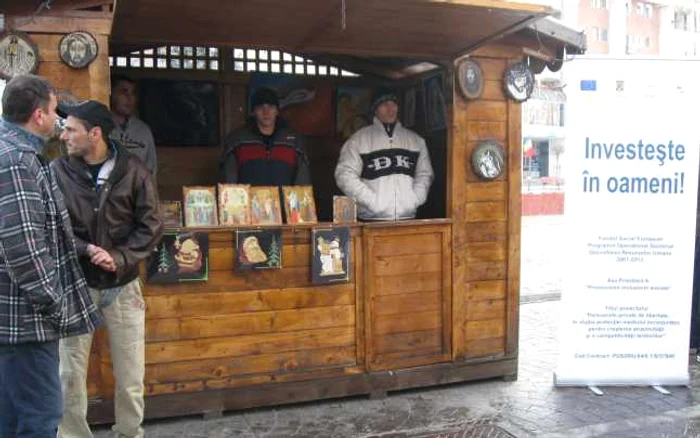 Târgu-Jiu: Artiştii de la penitenciar şi-au prezentat lucrările mai puţin obişnuite la târgul din centrul municipiului
