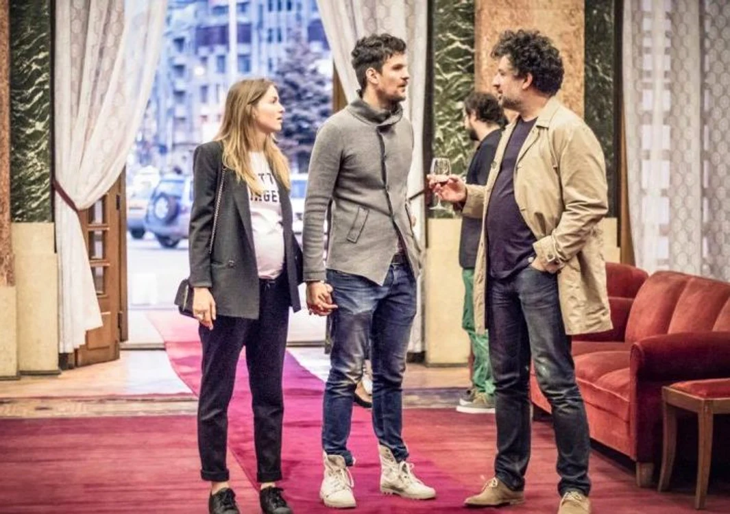 
    Tudor Chirilă şi Iulia Mâzgan au mers de mână la lansarea filmului "Dincolo de calea ferată"Foto: OK! Magazine  