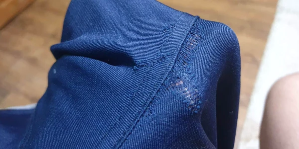 Uniformele noi ale polițiștilor sunt deteriorate / Foto: Facebook / Sindicatul Europol