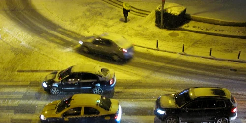 Autorităţile vor intervi în această seară cu utilajele deoarece sunt mai puţine maşini în trafic