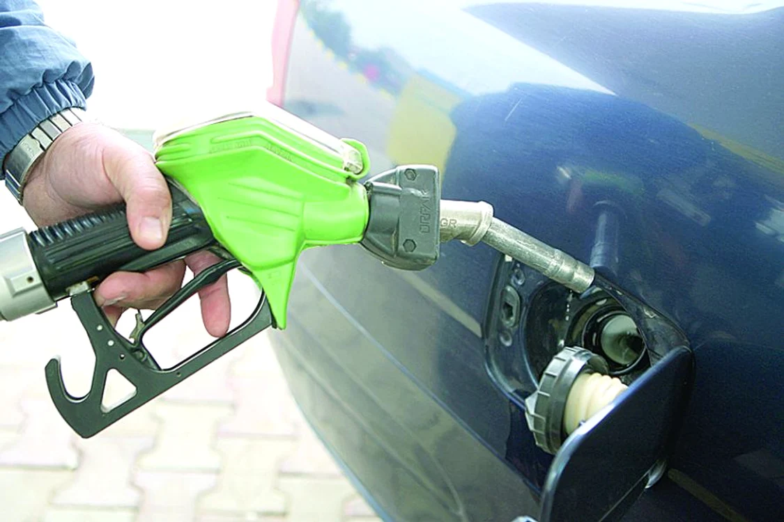 
    Lukoil a scumpit litrul de benzină cu 3 bani  