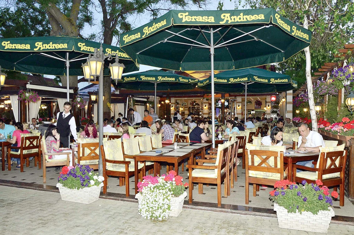 Aceasta este terasa din Mamaia care s-a „conformat” şi a început, hiar de ieri, să elibereze bon şi pentru bacşişul pe care clienţii îl lasă chelnerilorFotografii: Click!