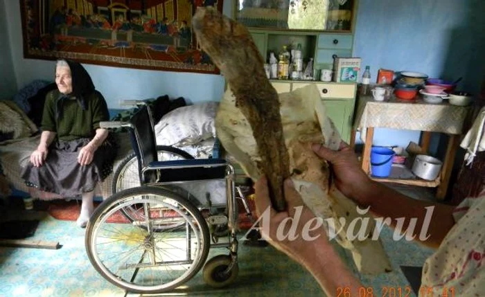 Oara Părăştia (93 de ani) vrea ca piciorul să fie îngropat în acelaşi timp cu ea. (Foto: adevarul.ro)