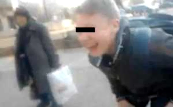 Un adolescent din Iaşi se amuză de o bătrână
