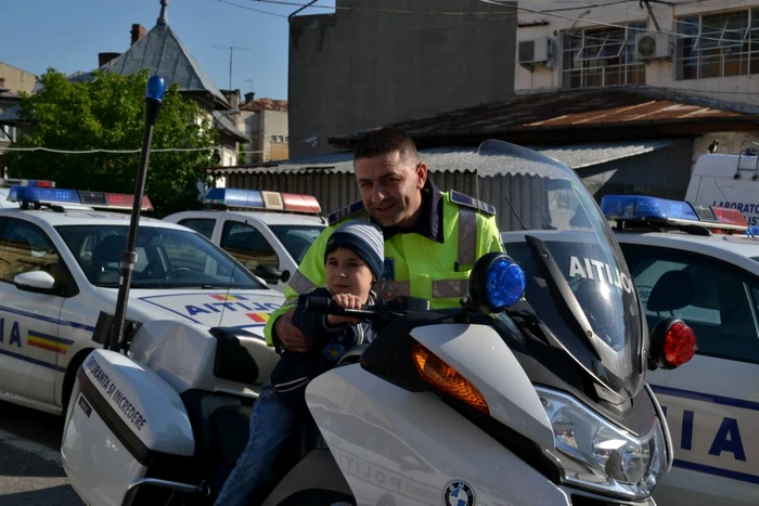 Copilul a fost la sediul Brigăzii Rutiere pentru a-i mulţumi salvatorului său FOTO Brigada Rutieră