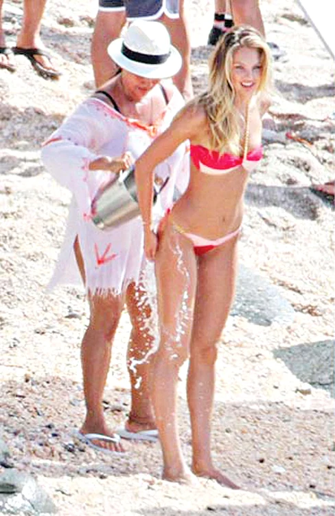 Candice Swanepoel are fundul mereu curat!