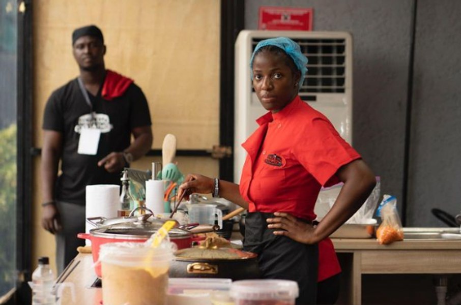 Bucătareasa nigeriană Hilda Effiong Bassey a gătit timp de 100 de ore într-o încercare de a stabili un record mondial - VIDEO