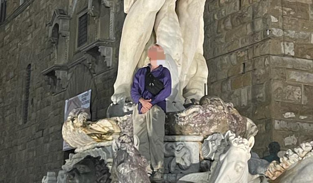 Un turist a stricat o fântână din Florența din secolul al XVI-lea. Voia să facă un selfie și a produs daune de mii de euro