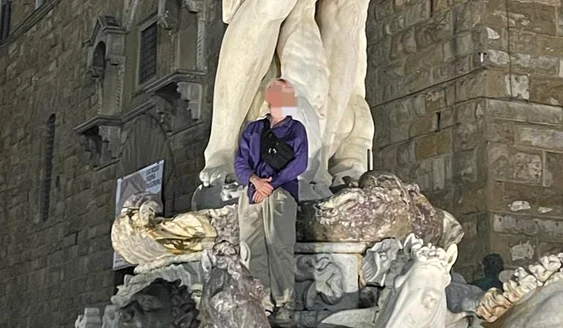 Bărbatul s-a urcat pe statuie și a deteriorat-o  FOTO X 