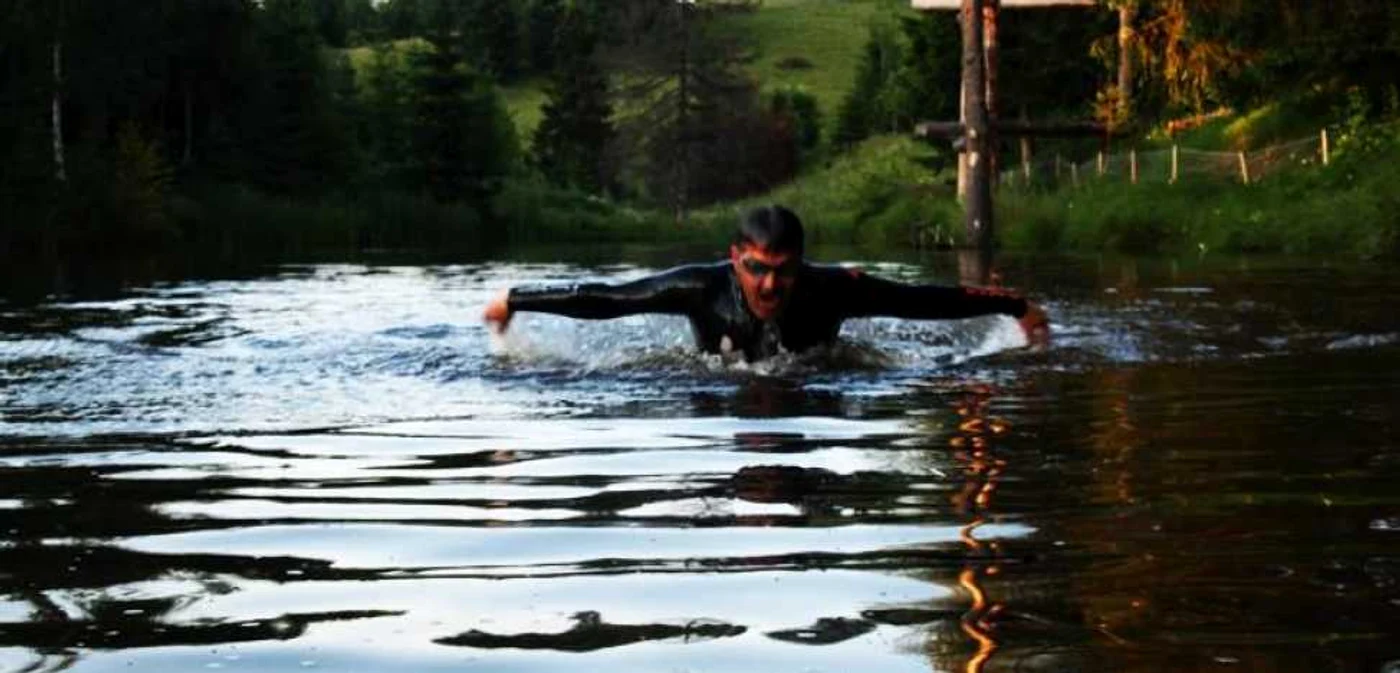 Alin Uhlmann-Uşeriu, preşedintele Asociaţiei Tăşuleasa Social, la repetiţii pentru Swimathon FOTO: Tăşuleasa Social Facebook