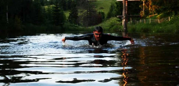 Alin Uhlmann-Uşeriu, preşedintele Asociaţiei Tăşuleasa Social, la repetiţii pentru Swimathon FOTO: Tăşuleasa Social Facebook