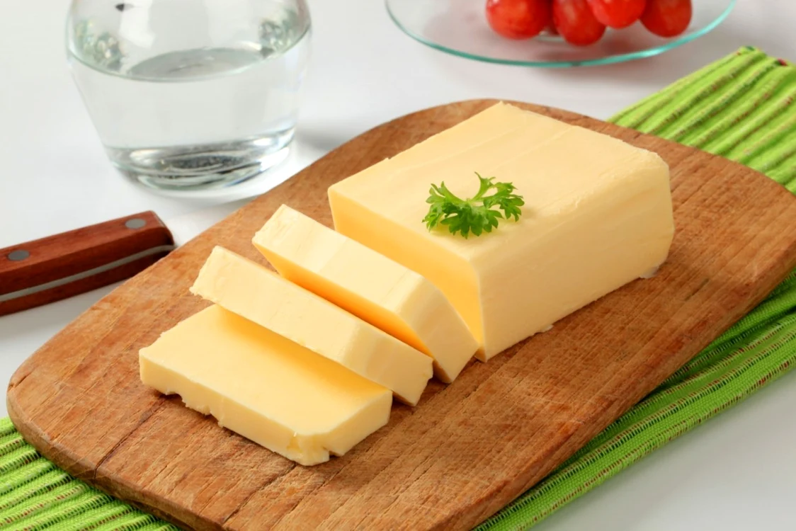 În 100 g de unt se găsesc 717 calorii, ceea ce înseamnă că este un aliment neprietenos cu silueta.