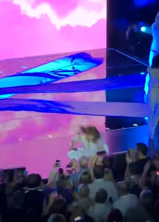 Paula Abdul a căzut pe scenă în timpul concertului din Mississippi din cauza tocurilor înalte