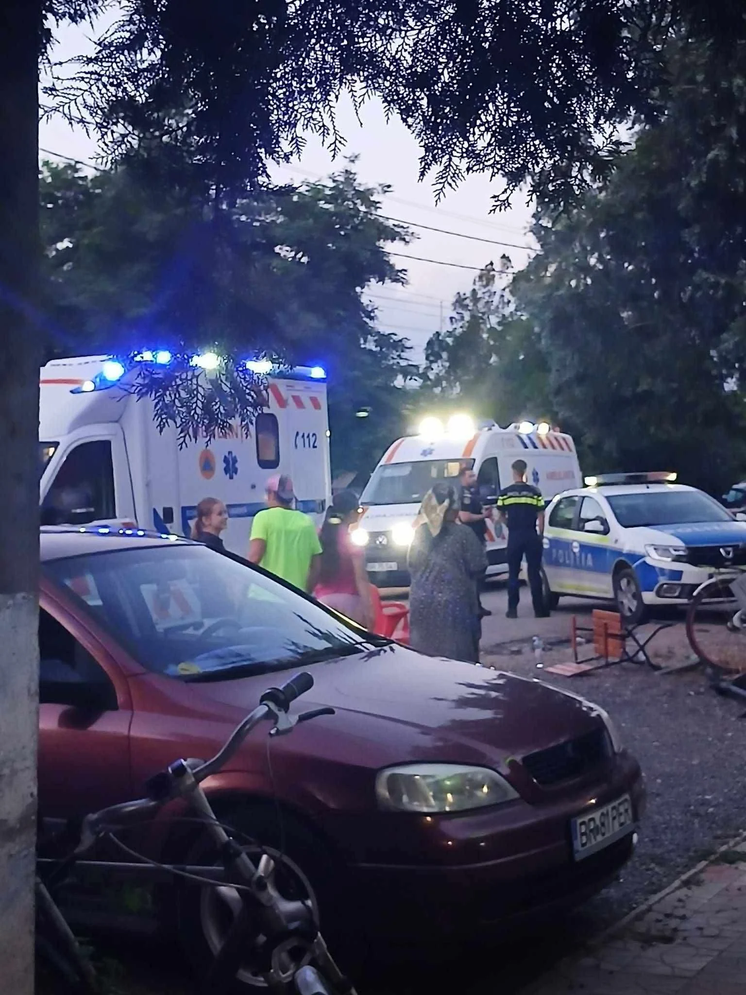 A intrat cu motociclul pe terasa unui magazin, după care a fost luat la bătaie. Patru persoane au ajuns la spital
