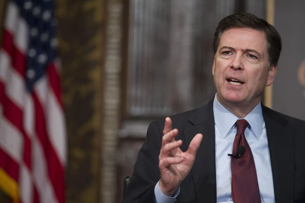 Fostul șef FBI James Comey, pus sub acuzare după o fotografie controversată cu scoici interpretată ca amenințare la adresa lui Trump