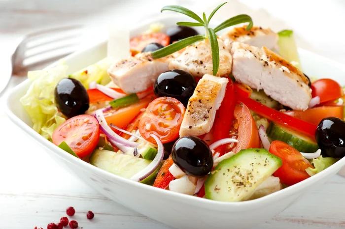 Salată de pui cu legume