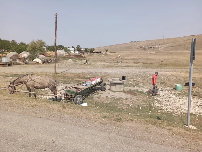Oamenii caută apă cu disperare în puțurile aproape secate FOTO Cosmin Zamfirache