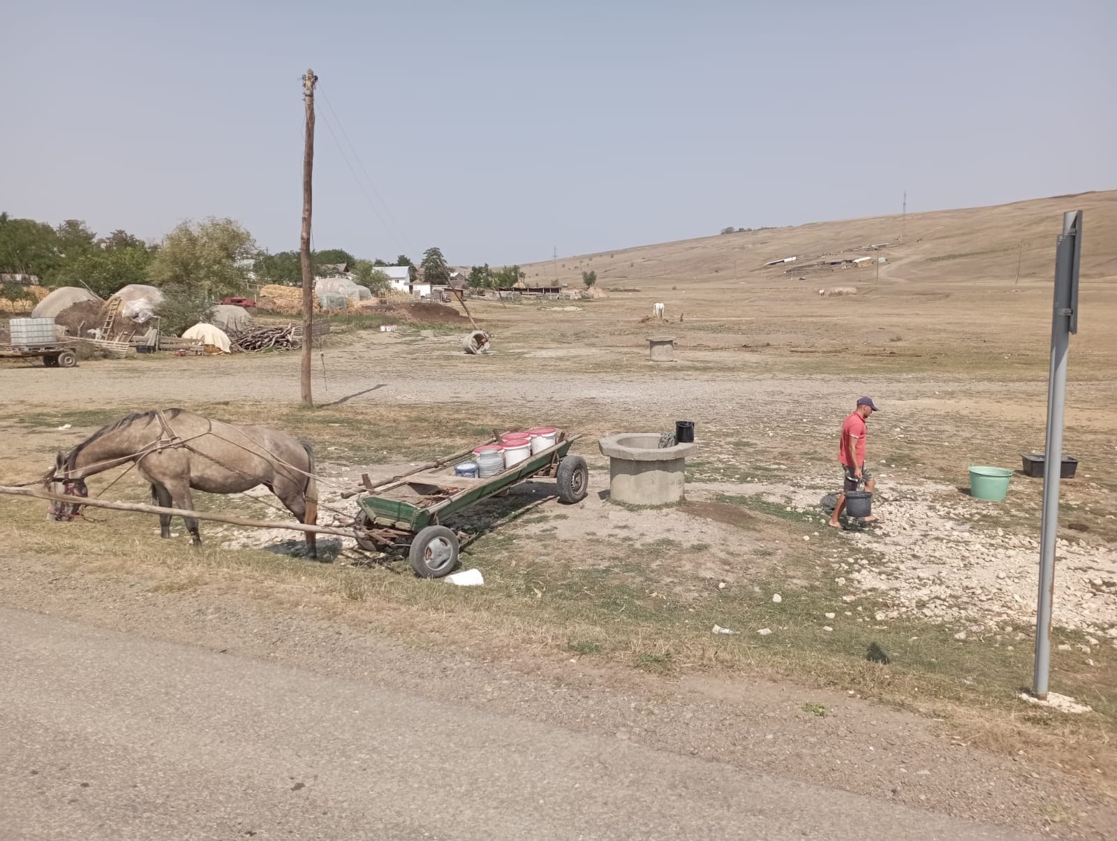 Scene greu de imaginat: „Am ajuns să ne furăm apa unul de la altul” - Seceta a băgat satul românesc în sapă de lemn, iar țăranii sunt pe culmile disperării Scene greu de imaginat: „Am ajuns să ne furăm apa unul de la altul” - Seceta a băgat satul românesc în sapă de lemn, iar țăranii sunt pe culmile disperării