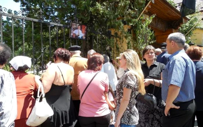 Milionarul Ilie Vonica a fost înmormântat în prezenţa a 500 de oameni. (Foto: Ramona Găină)