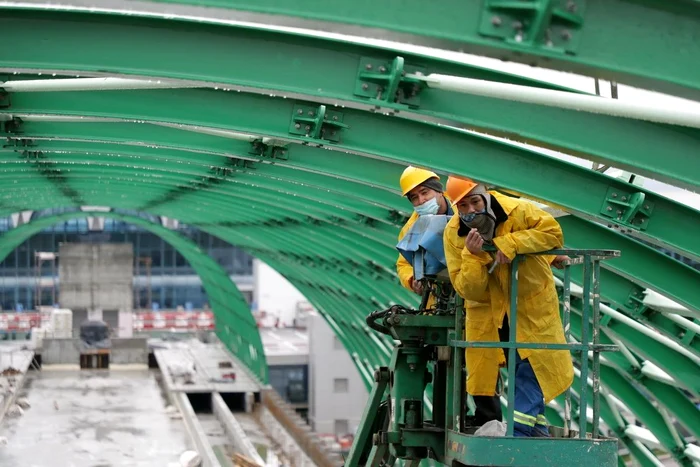 Muncitorii care lucrează la podul trenului spre Otopeni sunt echipați corespunzător
