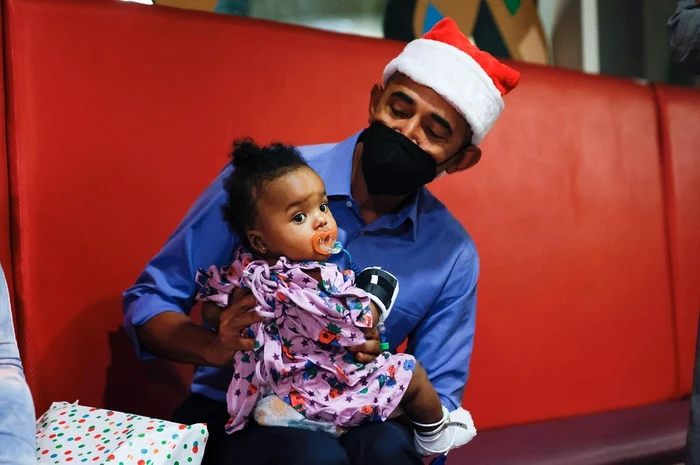 4 michelle si barack obama ajutoarele mosului pentru copiii din chicago 2021 5 jpg jpeg