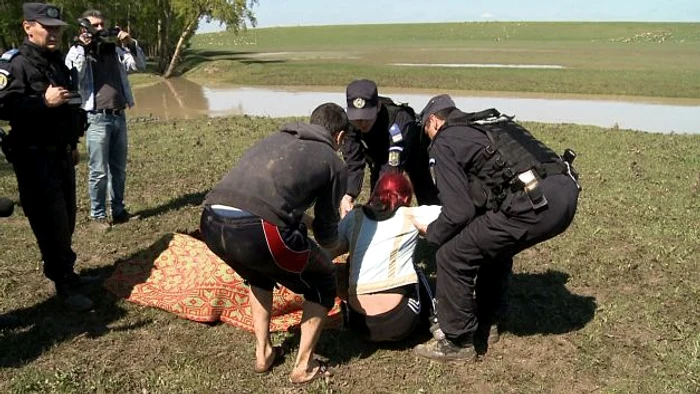 
    Copilul a fost găsit înecat într-un iaz din grădina casei (foto: arhivă)  