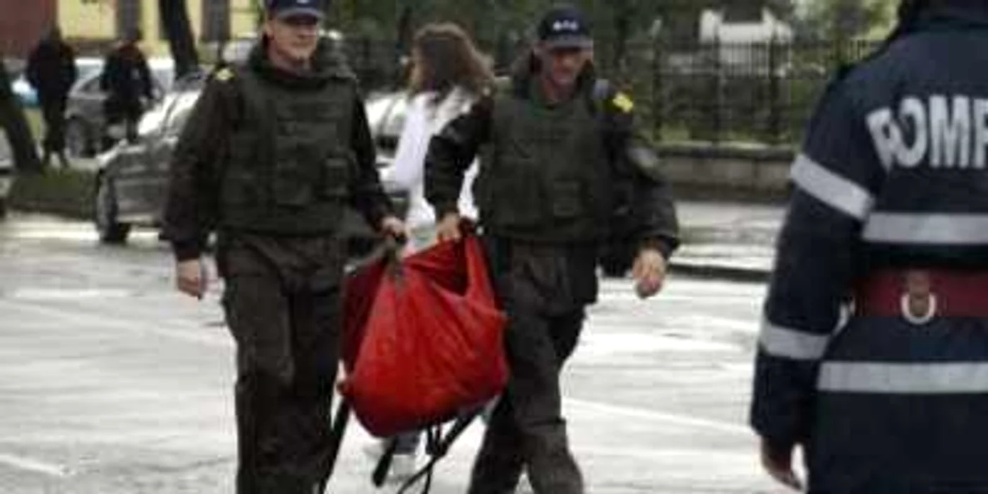 Cutia suspectă a fost ridicată de pirotehnişti (Foto D. Guţă: Arhivă)