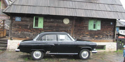 Satul de lemn construit de Emir Kusturica FOTO Ştefan Both