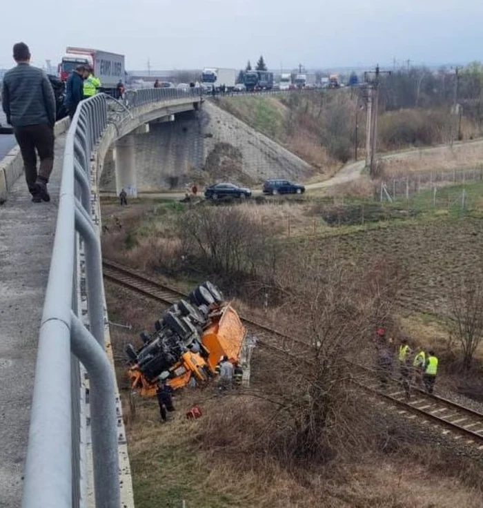 Autocamionul a căzut de pe viaduct, foto captură video