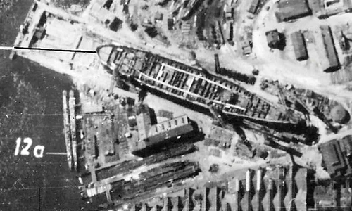 Nave militare sovietice în construcție la șantierul naval din Leningrad. Fotografie spion realizată de Luftwaffe (© Wikimedia Commons)