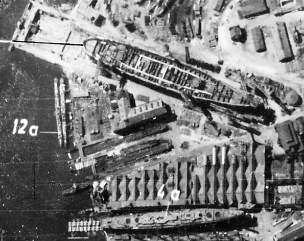 Nave militare sovietice în construcție la șantierul naval din Leningrad. Fotografie spion realizată de Luftwaffe (© Wikimedia Commons)