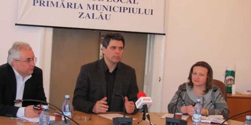 Reprezentanţii Fundaţiei "Acasă" şi primaurl Radu Căpîlnaşiu au explicat cum funcţionează proiectul