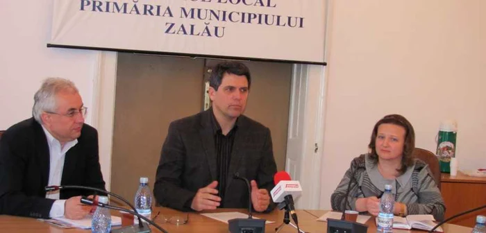 Reprezentanţii Fundaţiei "Acasă" şi primaurl Radu Căpîlnaşiu au explicat cum funcţionează proiectul